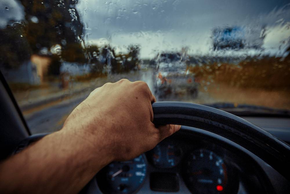เทคนิคการขับรถลุยฝนอย่างไรให้ปลอดภัย